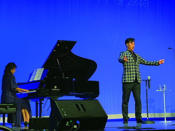 이은영 사모의 반주에 맞춰 이용훈 교수가 찬양하고 있다.