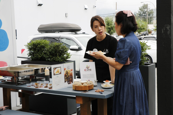 다양한 한국 만두를 비롯해 고기전, 떡갈리 등 등 13가지의 종류의 음식을 만들어 주문 배달 판매하는 잎세 만두. 표영태 기자 