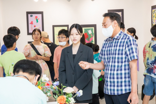 Minju Kang, the team leader of ‘Be Friend’, describing the artworks