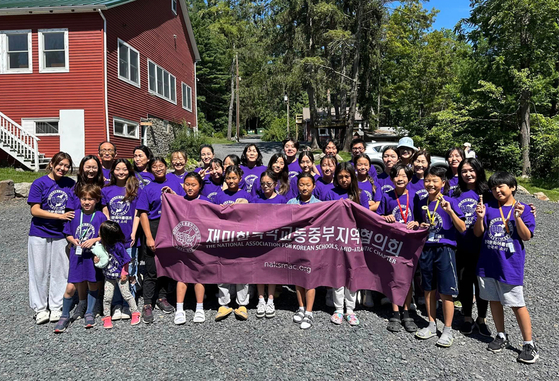 재미한국학교 동중부지역협의회(회장 조수진)가 주최하고 재외동포청이 후원한 한국문화캠프 ‘한국의 소리’가 지난달 21일부터 23일까지 펜실베이니아주 포코노 소재 마운트 길리엇 캠프장에서 열렸다. 펜실베이니아, 델라웨어 및 남부 뉴저지 지역 한국학교 학생들과 한국문화 전문 강사진, 레크레이션 지도자, 스텝 등 40여 명이 참가한 이번 캠프에서는 모듬북, 부채춤, 화랑무, 꽹과리 수업 등이 진행됐다. [재미한국학교 동중부지역협의회]