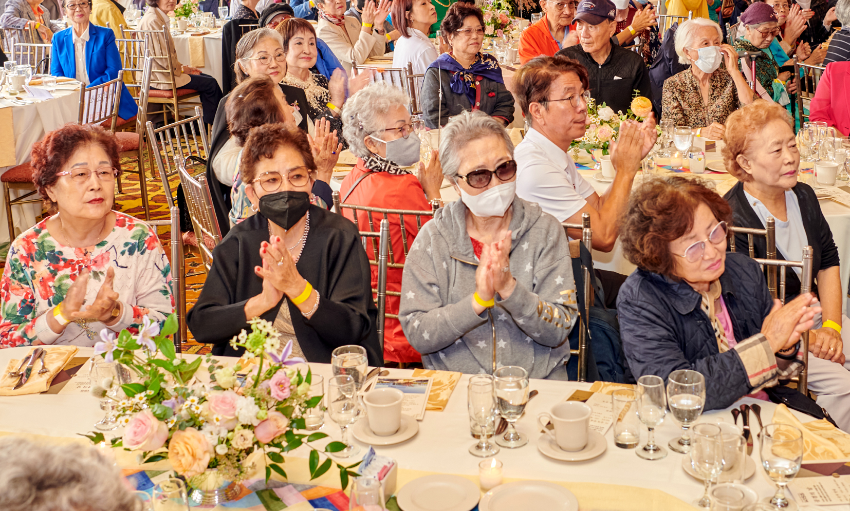 22일 ‘제2회 공경의 날’ 행사에 참석한 시니어들은 풍성한 만찬과 함께 트로트 공연을 즐기며 흥겨운 시간을 가졌다. 또 참석자들에게는 키스그룹에서 제공하는 다양한 선물이 전달됐다. [사진 키스그룹] 