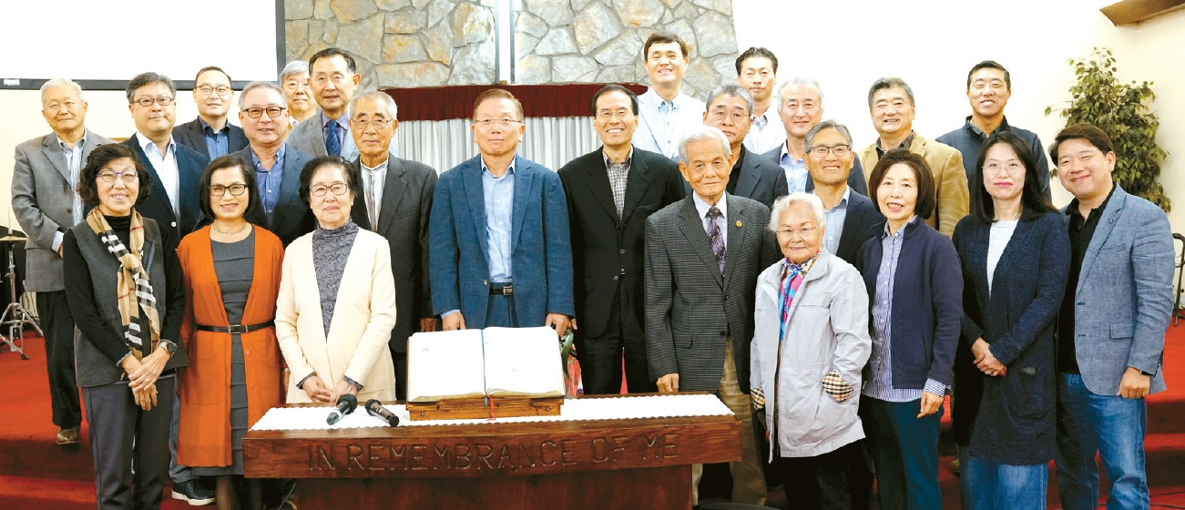 지난 14일 열린 샌디에이고 한인교역자협의회의 정기총회에서 주요 교역자들이 교단 앞에서 포즈를 취했다. 사진 가운데가 신임회장 이필성 목사. 케빈 정 기자