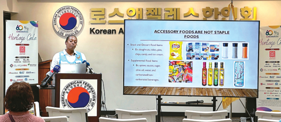 21일 LA한인회관에서 열린 식품보조 프로그램 벤더 안내 설명회에서 연방농무부(USDA) 관계자가 신청 자격과 방법을 설명하고 있다. 김상진 기자