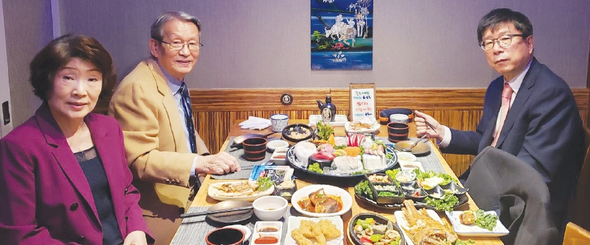 대한민국광복회 뉴욕지회(회장 유진희·왼쪽 두 번째)는 김의환 주뉴욕총영사(오른쪽)와 회동을 가졌다고 12일 밝혔다. 이 자리에서 광복회는 후손들에게 한국인으로서 정체성을 심어주기 위해 다시 한 번 내년 초께 강의와 토론의 시간을 갖자고 협의했다.  [광복회]