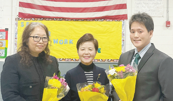 팰리세이즈파크 교육위원회가 지난 10일 신년 회의를 열고 유보영(왼쪽부터), 박수경, 애론 박 신임 교육위원 3명의 취임식을 진행했다. 이로써 팰팍 교육위원회는 9명 전원 한인으로 구성됐으며, 교육위원장은 정수진 위원이 맡게 됐다.  [팰리세이즈파크 교육위원회]