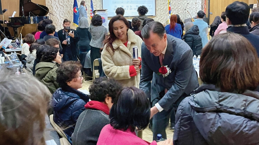 허위 경력과 선거자금 전용 등으로 퇴출된 조지 산토스 전 연방하원의원(공화·뉴욕 3선거구) 선거구에서 내달 실시되는 보궐선거에 출마한 톰 수오지 전 연방하원의원이 지난 16일 뉴욕한인봉사센터(KCS)에서 열린 뉴욕지구한인교회협의회 신년감사예배에 참석했다. 수오지 후보는 “여러분의 기도로 다시 우리는 하나가 될 수 있다”며 한인 유권자들에게 한 표를 당부했다.  [수오지 후보 캠페인]