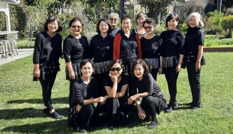 세리토스 시 주최 우정 축제에서 라인 댄스를 선보인 중부노인회 회원들이 함께 자리했다. [중부노인회 제공] 