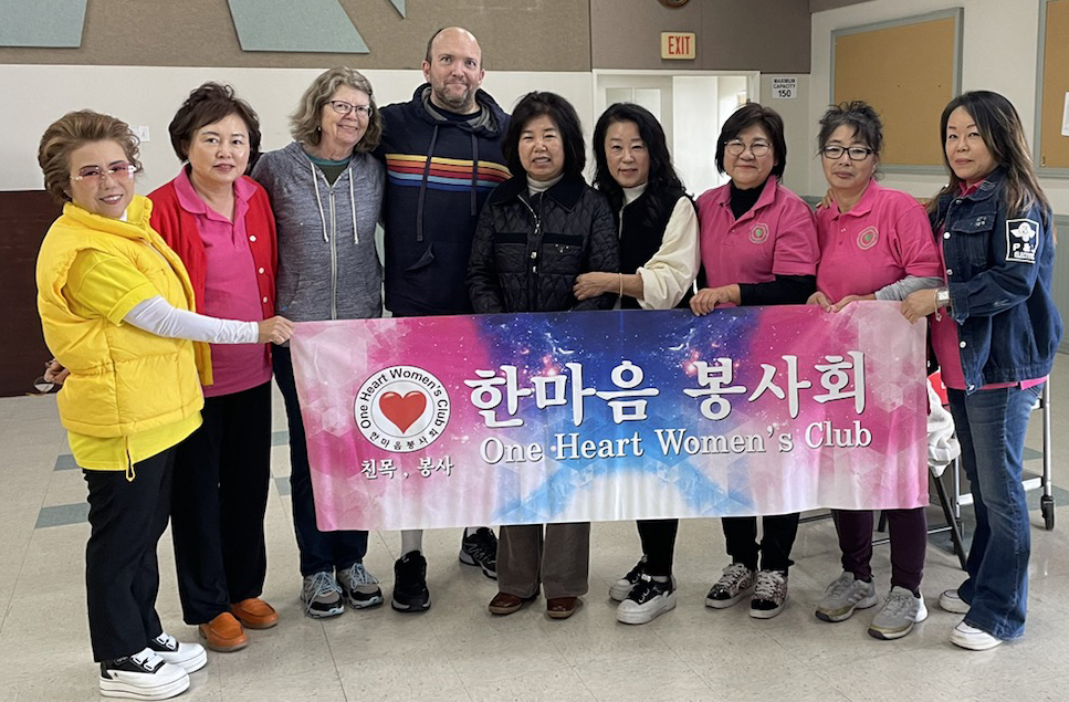 한마음봉사회(회장 이미섭)는 최근 가든그로브의 제일장로교회에서 40여 명의 노숙자에게 점심으로 햄버거와 음료수를 제공하는 봉사 활동을 벌였다. 지난 8일 이미섭(맨 왼쪽에서 두 번째) 회장을 비롯한 한마음봉사회 회원들이 봉사를 마친 뒤, 제일장로교회 관계자와 함께 자리했다. [한마음봉사회 제공] 