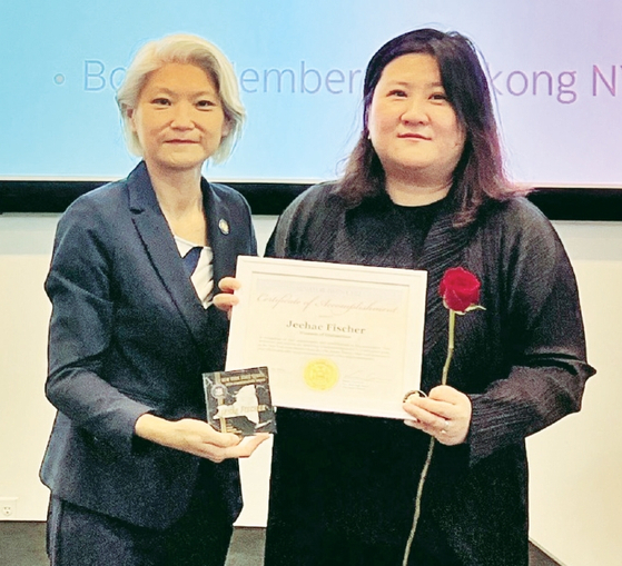 비영리단체 뉴욕가정상담소의 이지혜 소장(오른쪽)이 지난달 23일 이웬 추 뉴욕주 상원의원으로부터 ‘우수 여성(Women of Distinction)’ 선정 표창을 받았다.  [뉴욕가정상담소]