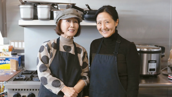 김밥가게를 함께 운영하는 어머니 김동혜(왼쪽) 씨와 딸 김지희씨.  [사진 The Almanac/Magali Gauthier]