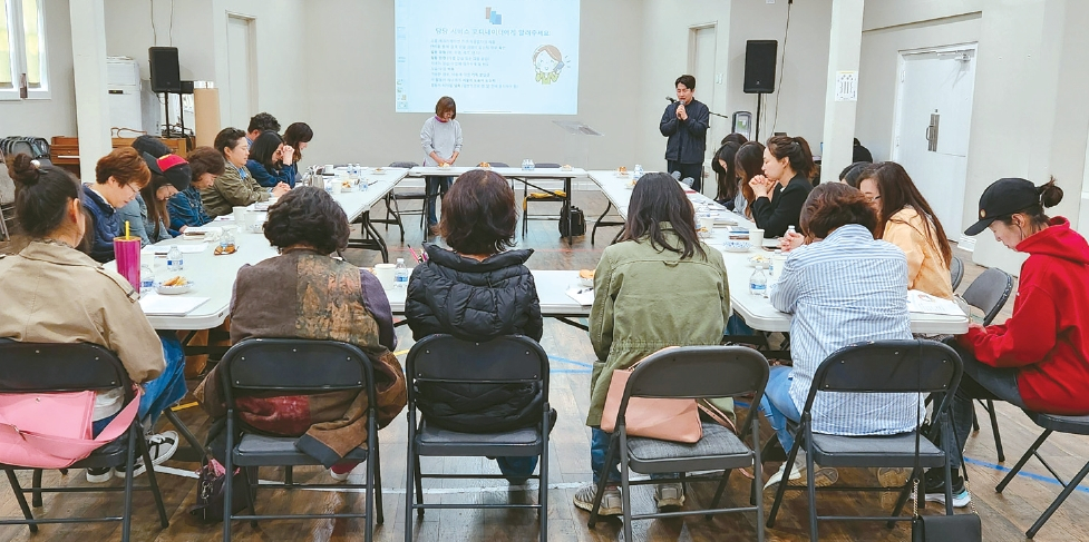 지난16일 샌디에이고 갈보리교회에서 열린 '샌디에이고 서포트그룹'의 세미나가 시작되기 전 서보경 목사가 기도하고 있다. [SD 서포트 그룹 제공]