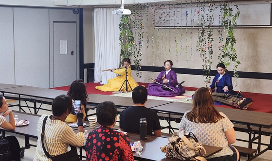 지난 10일 열린 오픈하우스 참석자들이 국악 공연을 즐기고 있다.