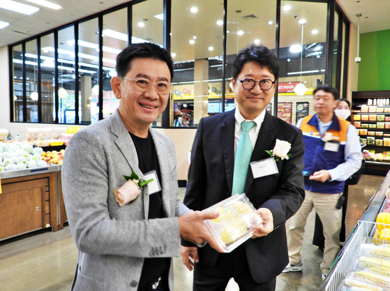 부티크라이 르위라판 태국 상무부 차관(왼쪽)이 1일 H마트 롱아일랜드시티점에서 '껍질을 깐 신선한 두리안'(29.99달러)을 보고 반가워 하며 이정규(Rich Lee) 구매본부 이사와 들어 보였다.