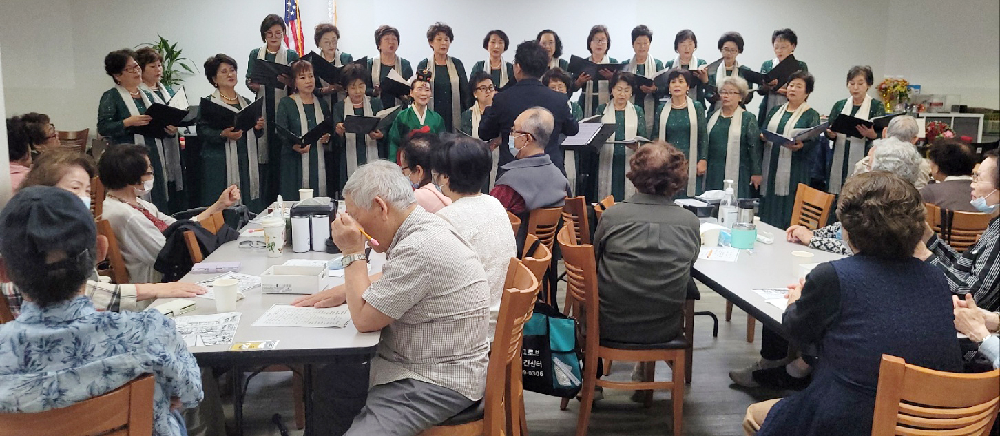 아리랑합창단(단장 김경자)은 지난 16일 가든그로브 양로보건센터를 찾아가 시니어를 위해 공연했다. 합창단은 '모두 함께 기뻐하라' '하나님이 엄청 사랑하신대' '내 진정 사모하는' '즐거운 나의 집' '사랑의 축복' 등을 불렀다. 단원들이 노래하고 있다. [아리랑합창단 제공]  