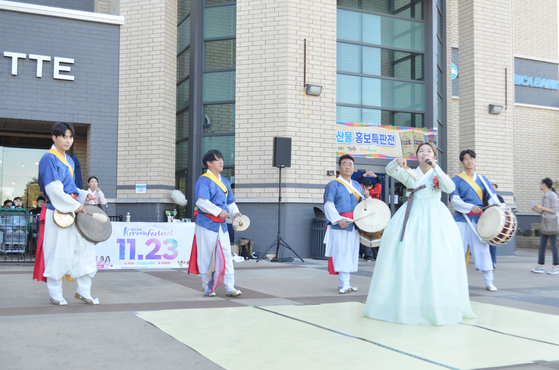 광개토 사물놀이 팀이 시온마켓 앞에서 11월23일(토)로 예정된 코리안 페스티벌을 홍보하고 있다.