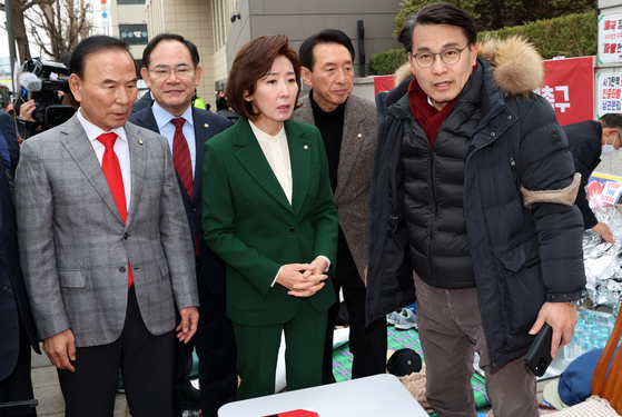 나경원 국민의힘 국회의원이 등이 12일 서울 종로구 헌법재판소 앞에서 윤석열 대통령 탄핵 각하 촉구 릴레이 시위를 하는 윤상현 의원과 대화를 하고 있다. 뉴스1