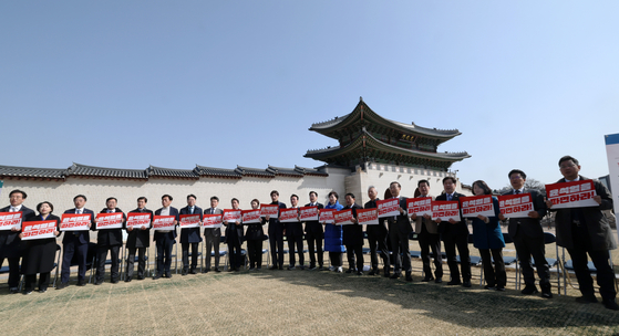 박찬대 더불어민주당 원내대표와 최고위원들이 14일 서울 광화문 앞에서 열린 현장 최고위원회의에서 피켓을 들고 윤석열 대통령 파면을 촉구하고 있다.뉴스1