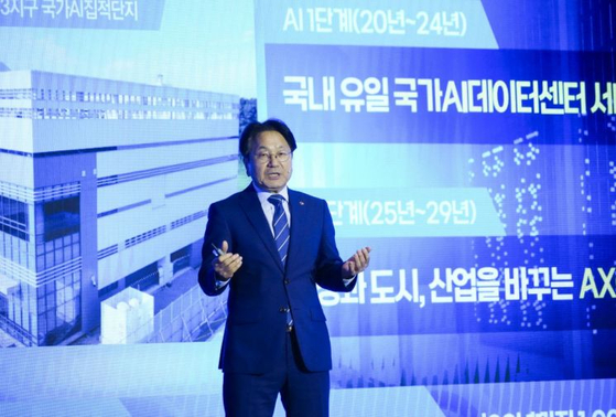 강기정 광주시장이 지난해 9월 10일 서울 포시즌스호텔에서 열린 ‘2024 시도지사 정책 컨퍼런스’에 참석, 광주 대표산업인 인공지능(AI) 산업에 대한 비전을 발표하고 있다. 사진 광주시