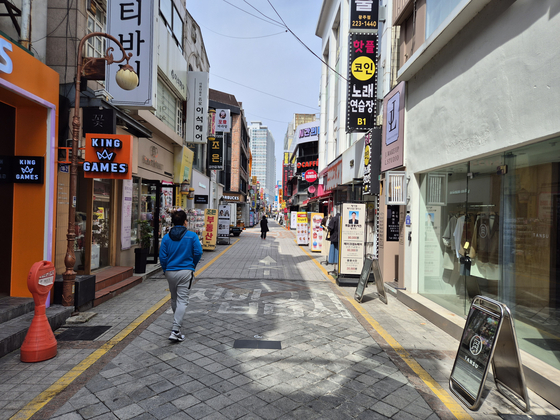 지난 13일 오후 광주 동구 충장로 일대가 한산한 모습을 보이고 있다. 호남 최대 상권이던 충장로의 중대형 상가 공실률은 지난해 4·4분기 기준 24.4%로 전국 평균(13%)보다 두 배 가량 높았다. 황희규 기자.