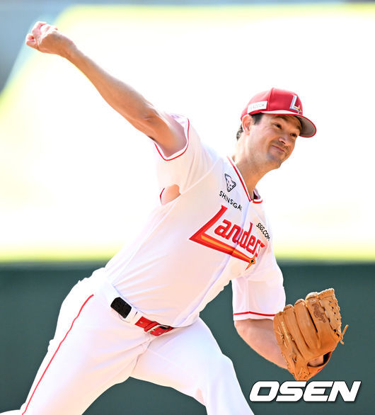 [OSEN=인천, 이대선 기자] 15일 오후 인천 SSG랜더스필드에서  2025 신한 SOL뱅크 KBO 리그 시범경기 SSG 랜더스와 LG 트윈스의 경기가 열렸다.SSG은 숀 앤더슨, LG는 요니 치리노스를 선발 투수로 내세웠다.1회초 무사에서 SSG 선발투수 숀 앤더슨이 역투하고 있다. 2025.03.15 /sunday@osen.co.kr 