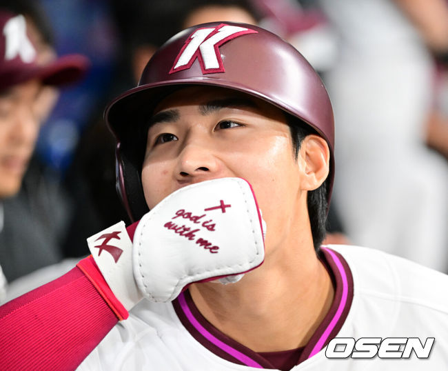 [OSEN=고척, 민경훈 기자] 15일 오후 서울 고척 스카이돔에서 2025 신한 SOL뱅크 KBO 리그 시범경기 키움 히어로즈와 두산 베어스의 경기가 열렸다.KBO리그 10개 구단은 오는 18일까지 시범경기 10경기를 소화한다. 2025시즌 개막전은 오는 22일 개최된다.3회말 2사 주자 2루 키움 이주형이 중월 선취 투런 홈런을 때린 후 덕아웃에서 기뻐하고 있다. 2025.03.15 / rumi@osen.co.kr