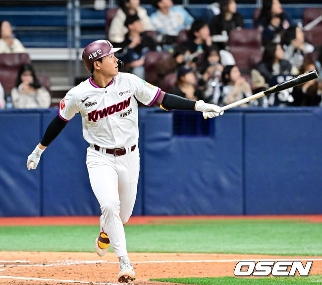 [OSEN=고척, 민경훈 기자] 15일 오후 서울 고척 스카이돔에서 2025 신한 SOL뱅크 KBO 리그 시범경기 키움 히어로즈와 두산 베어스의 경기가 열렸다.KBO리그 10개 구단은 오는 18일까지 시범경기 10경기를 소화한다. 2025시즌 개막전은 오는 22일 개최된다.7회말 2사 키움 이재상이 좌월 솔로 홈런을 때리고 있다. 2025.03.15 / rumi@osen.co.kr