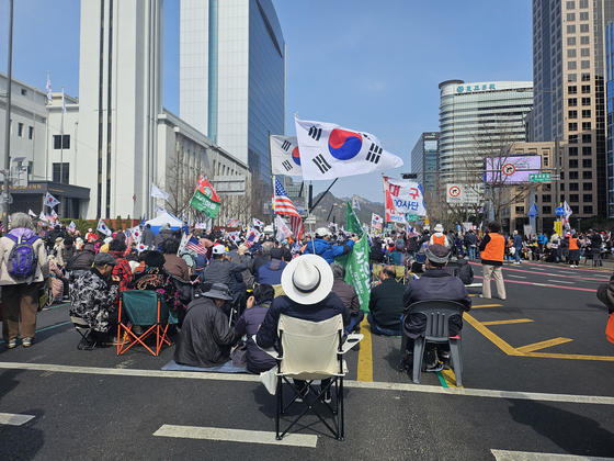 15일 정오 서울 광화문 앞에 모인 탄핵 반대 지지자들. 서지원 기자