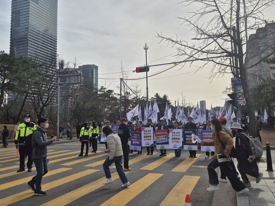 15일 오후 여의도공원 인근. 시민 3명이 집회 참가자들의 행진을 피해 뛰어서 횡단보도를 건너는 모습. 전율 기자