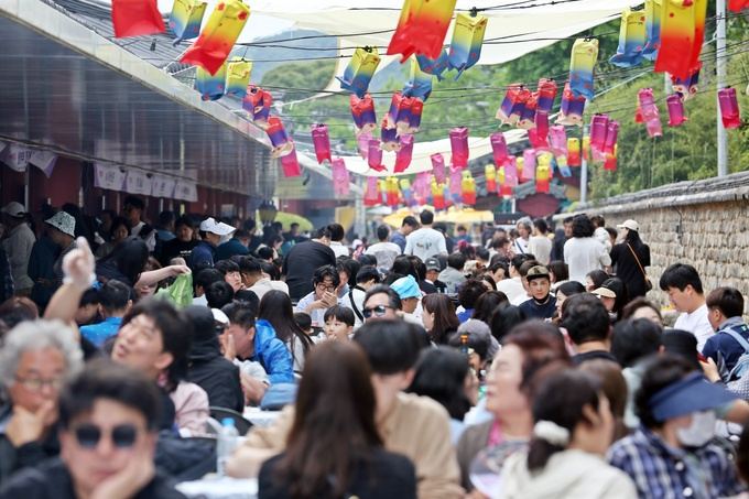 지난해 5월 제94회 춘향제가 열린 전북 남원시 광한루원 주변 먹거리 부스가 방문객으로 북적이고 있다. 사진 남원시