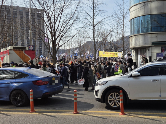 15일 오후 광화문 인근 골목. 차량 10여대가 윤석열 대통령 탄핵 찬성 집회 참가자들의 행진으로 15분간 제자리에 멈췄다. 박종서 기자