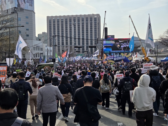 15일 오후 서울 광화문 앞으로 행진하는 탄핵 찬성 지지자들. 박종서 기자