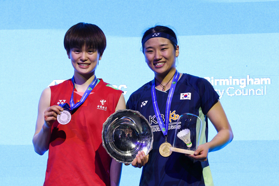 경기 후 시상식에서 함께 혈투를 벌인 왕즈이(왼쪽)와 함께 활짝 웃는 안세영. AFP=연합뉴스