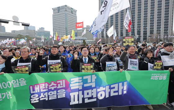 17일 서울 종로구 광화문광장에서 윤석열 즉각퇴진·사회대개혁비상행동 주최로 열린 윤석열 즉각 파면 촉구 각계 긴급시국선언 집회에서 민주당 박찬대 원내대표를 비롯한 참가자들이 헌법재판소로 행진하고 있다. 연합뉴스