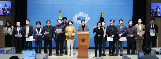 국회 외교통일위원회, 산업통상자원중소벤처기업위원회, 정보위원회 소속 더불어민주당 의원들이 18일 오후 서울 여의도 국회 소통관에서 미국 에너지부가 한국을 ' 민감국가'로 지정한 것과 관련해 합동 기자회견을 하고 있다. 뉴스1