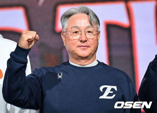 [OSEN=조은정 기자]’2025 신한 SOL Bank KBO 미디어데이 & 팬페스트’가 20일 서울 송파구 롯데호텔 월드에서 열렸다. 한화 김경문 감독이 포즈를 취하고 있다. 2025.03.20 /cej@osen.co.kr