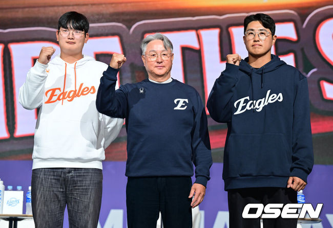 [OSEN=조은정 기자]’2025 신한 SOL Bank KBO 미디어데이 & 팬페스트’가 20일 서울 송파구 롯데호텔 월드에서 열렸다. 한화 김서현, 김경문 감독, 채은성이 포즈를 취하고 있다. /cej@osen.co.kr