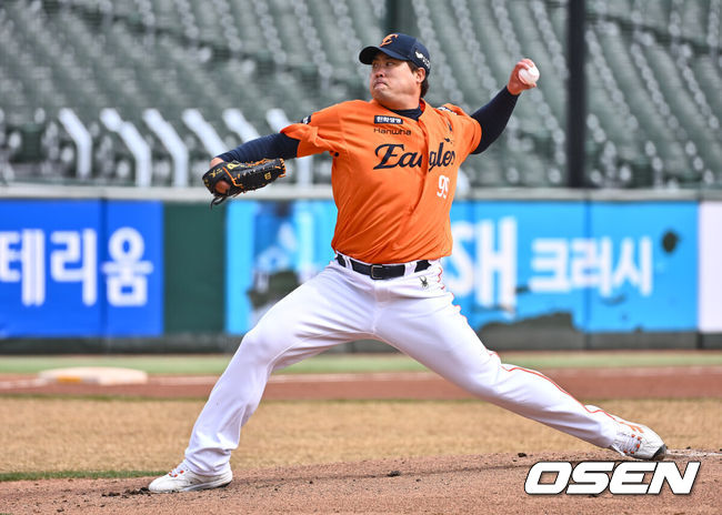 [OSEN=부산, 이석우 기자] 13일 부산 사직야구장에서 2025 신한 SOL 뱅크 KBO 리그 롯데 자이언츠와 한화 이글스의 시범경기가 열렸다. 홈팀 롯데는 데이비슨이 선발로 출전하고, 방문팀 한화는 류현진이 선발로 출전했다.한화 이글스 선발 투수 류현진이 역투하고 있다. 2025.03.13 / foto0307@osen.co.kr