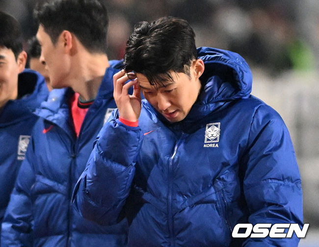 [OSEN=고양, 이대선 기자] 대한민국 대표팀이 홈에서 오만에 1-1로 비겼다.홍명보(56)감독이 이끄는 한국 축구 대표팀은 20일 오후 8시 고양종합운동장에서 열린 2026 국제축구연맹(FIFA) 북중미 월드컵 아시아지역 3차 예선 B조 7차전 오만과 맞대결을 치러 1-1로 비겼다.이로써 한국은 승점 15점(4승 3무)을 기록하며 B조 1위를 유지했다.경기 종료 후 한국 손흥민이 무승부에 아쉬워하고 있다. 2025.03.20 /sunday@osen.co.kr