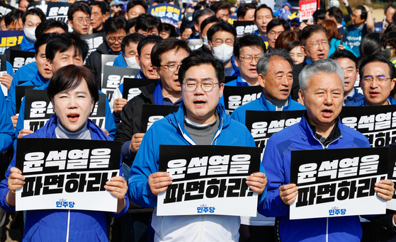 박찬대 원내대표, 홍성국 최고위원이 21일 오후 서울 여의도 국회에서 내란수괴 윤석열 파면 촉구 9차 국회의원 도보행진에 앞서 구호를 외치고 있다. 뉴스1