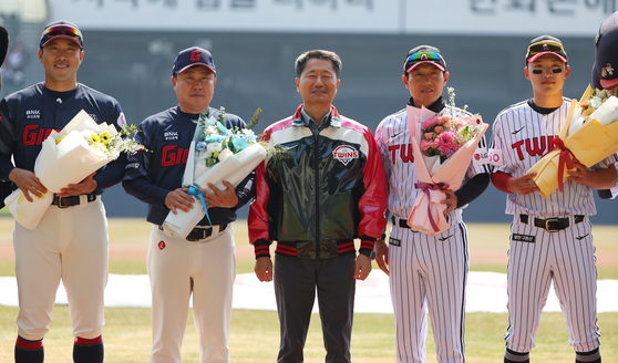 2025년 힘찬 출발 다짐하는 양 팀 감독과 주장들   (서울=연합뉴스) 김도훈 기자 = 22일 서울 잠실야구장에서 열린 2025 신한 SOL 뱅크 KBO리그 정규시즌 개막전 롯데 자이언츠와 LG 트윈스의 경기 시작에 앞서 양 팀 감독과 주장이 꽃다발을 받은 뒤 기념 촬영을 하고 있다.   왼쪽부터 롯데 주장 전준우, 김태형 감독, LG 트윈스 김인석 대표이사, 염경엽 감독, 주장 박해민. 2025.3.22   superdoo82@yna.co.kr (끝)  〈저작권자(c) 연합뉴스, 무단 전재-재배포, AI 학습 및 활용 금지〉