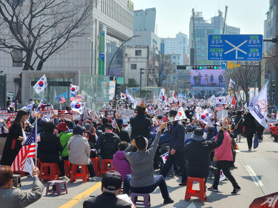 22일 강원도청 앞 중앙로터리에서 세이브코리아 등 보수단체가 윤석열 대통령 탄핵을 반대하는 집회를 갖고 있다.   이날 집회에는 경찰 추산 약 2000명이 참석했다. 뉴스1