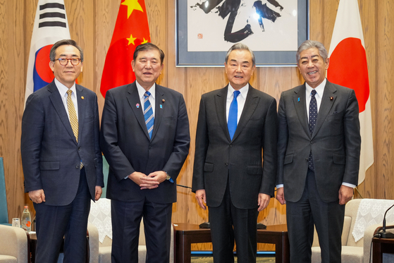 한중일 외교장관 회담을 계기로 일본을 방문한 조태열 장관이 21일 왕이 중국 외교부장과 함께 이시바 시게루 일본 총리를 예방하고, 이와야 다케시 일본 외무상과 함께 기념촬영을 하고 있다. 사진 외교부