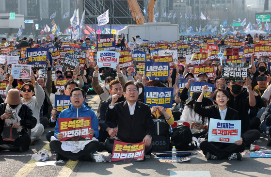 이재명 더불어민주당 대표와 박찬대 원내대표 등 지도부가 22일 서울 광화문 앞에서 열린 야(野) 5당 공동 비상시국 대응을 위한 범국민대회에 참석했다. 뉴스1