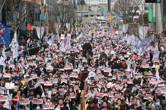 22일 강원도청 앞 중앙로터리에서 개신교 단체 세이브코리아 등 보수 단체가 국가비상기도회를 열고 윤석열 대통령 탄핵 반대를 외치고 있다.   이날 집회에는 경찰 추산 2000명, 주최 측 추산 3000명이 모였다. 연합뉴스