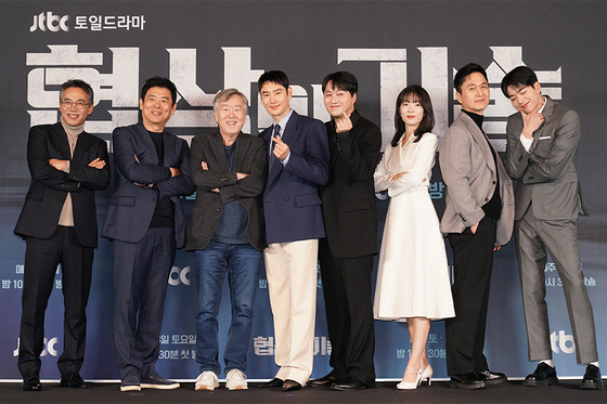 JTBC '협상의 기술' 출연진과 안판석 감독. 왼쪽부터 오만석, 성동일, 안판석 감독, 이제훈, 김대명, 안현호, 장현성, 차강윤.사진 SLL