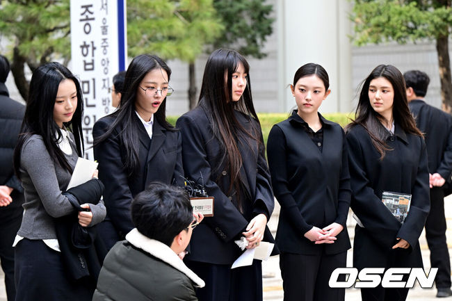 [OSEN=최규한 기자] 7일 서울 서초동 서울중앙지방법원에서 어도어가 뉴진스(NJZ) 멤버 5명을 상대로 낸 '기획사 지위보전과 광고 계약 체결 금지 가처분' 사건의 첫 심문기일이 진행됐다.이날 뉴진스(NJZ) 멤버 민지, 하니, 다니엘, 해린, 혜인 모두 직접 법원에 출석했다.뉴진스(NJZ) 멤버 하니, 민지, 혜인, 해린, 다니엘(왼쪽부터)가 법원을 나서며 취재진에게 입장을 전하고 있다. 2025.03.07 / dreamer@osen.co.kr