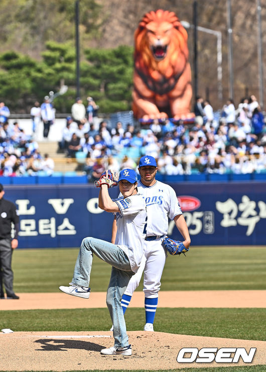 [OSEN=대구, 이석우 기자] 22일 대구삼성라이온즈파크에서 2025 신한 SOL 뱅크 KBO 리그 삼성 라이온즈와 키움 히어로즈의 경기가 열렸다. 홈팀 삼성은 후라도가 방문팀 키움은 로젠버그가 선발 출전했다. NCT 제노가 시구를 하고 있다. 2025.03.22 / foto0307@osen.co.kr