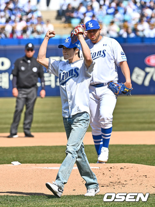 [OSEN=대구, 이석우 기자] 22일 대구삼성라이온즈파크에서 2025 신한 SOL 뱅크 KBO 리그 삼성 라이온즈와 키움 히어로즈의 경기가 열렸다. 홈팀 삼성은 후라도가 방문팀 키움은 로젠버그가 선발 출전했다. NCT 제노가 시구를 마치고 팬들에게 인사를 하고 있다. 2025.03.22 / foto0307@osen.co.kr