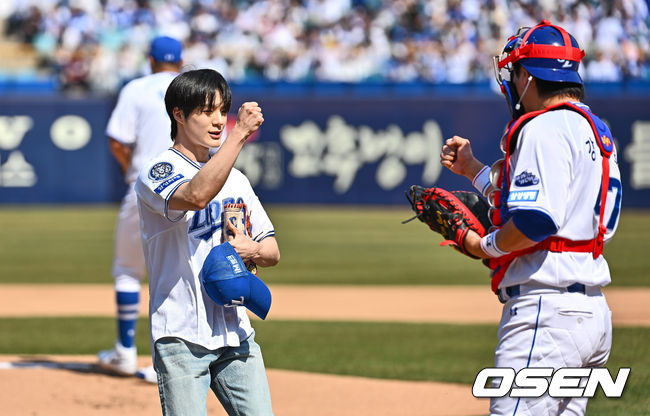 [OSEN=대구, 이석우 기자] 22일 대구삼성라이온즈파크에서 2025 신한 SOL 뱅크 KBO 리그 삼성 라이온즈와 키움 히어로즈의 경기가 열렸다. 홈팀 삼성은 후라도가 방문팀 키움은 로젠버그가 선발 출전했다. NCT 제노가 시구를 마치고 강민호와 하이파이브를 하고 있다. 2025.03.22 / foto0307@osen.co.kr