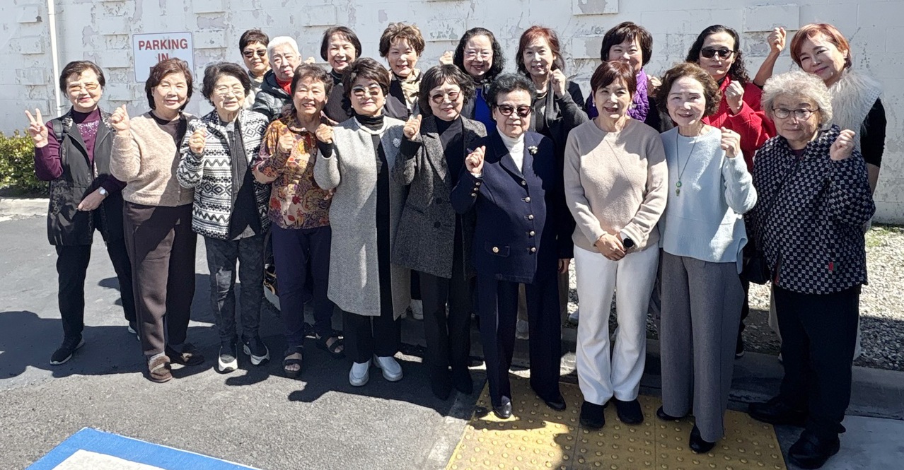 지난 10일 정기 연습을 마친 아리랑합창단 단원들이 한자리에 모였다.